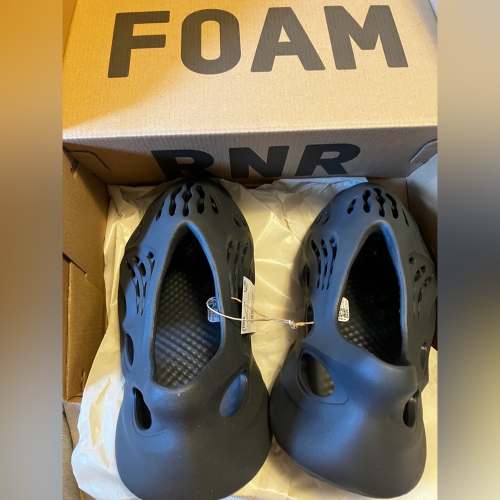 Brand new never worn Yeezy Foam Runners
